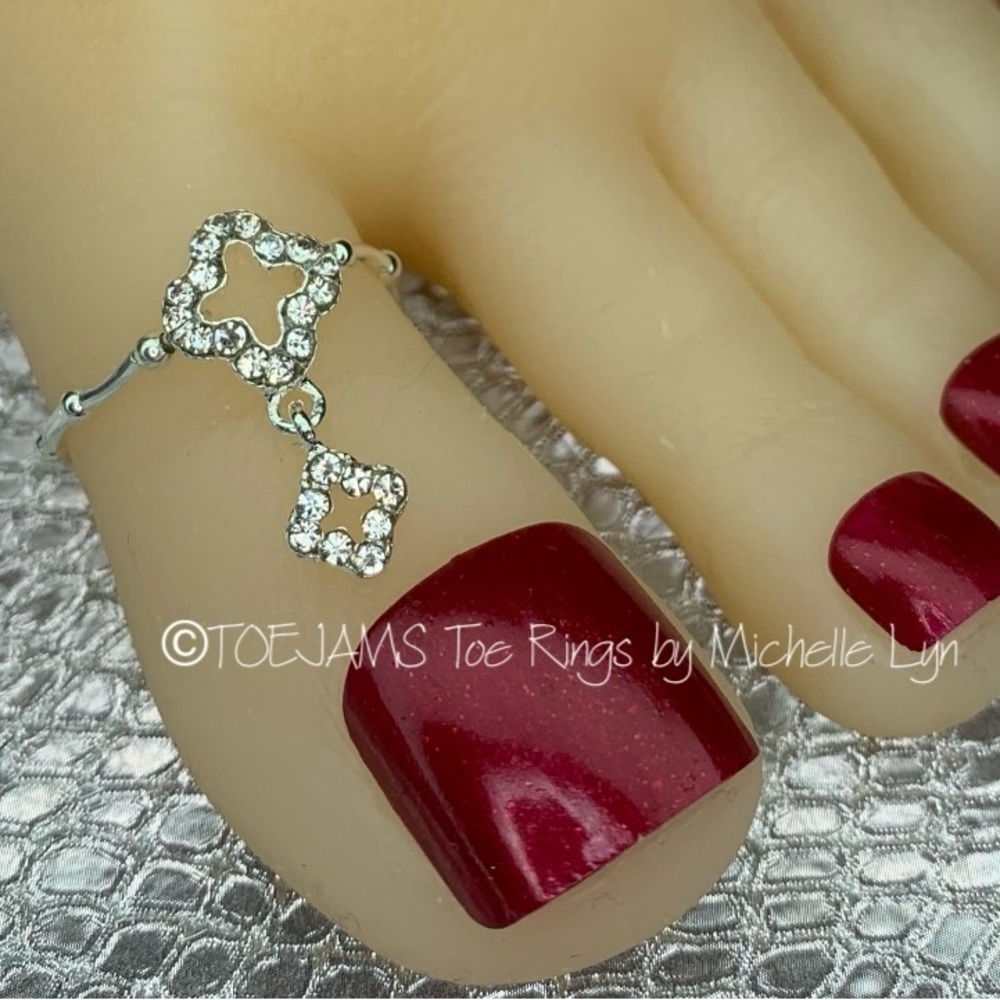TOE RING QUATREFOIL DANGLE Silver/Clear Crystal Elastic Stretch Big Toe Ring